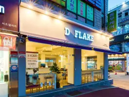 D-FLACK 카페 외관, 도심 속 블루 포인트 파사드